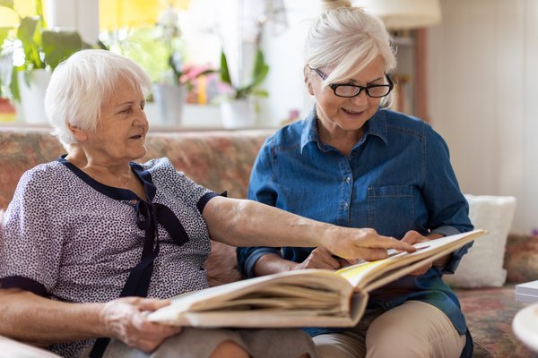 Memory Care vs. Assisted Living: Which Does Your Mom Need?
